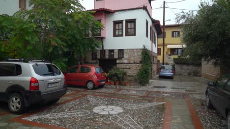 Kyriotissa-Es-Un-Barrio-Pintoresco-Con-Un-Laberinto-De-Calles-Estrechas-Y-Callejones-Sin-Salida,-Edificios-Altos,-Mansiones-Y-Jardines-En-Días-Lluviosos