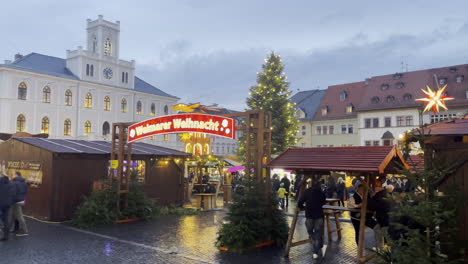 Mercado-Navideño-En-La-Plaza-Principal-De-Weimar-Con-El-Ayuntamiento-Y-Edificios-Históricos