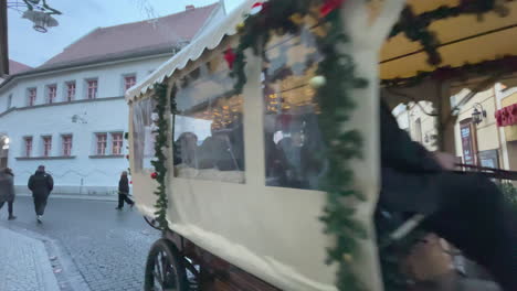 Histórico-Casco-Antiguo-De-Weimar-Con-Carruaje-Tirado-Por-Caballos-En-La-Calle-De-Adoquines