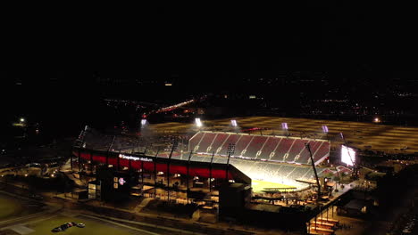 Drone-Orbita-Por-La-Noche-Alrededor-Del-Estadio-Snapdragon-En-Mission-Valley,-San-Diego