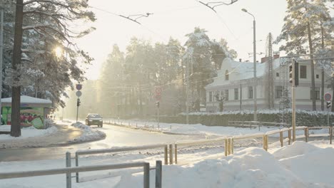 Establecer-Toma-Estática-De-La-Calle-Riga-Después-De-La-Nevada,-Amanecer-Temprano-En-La-Mañana