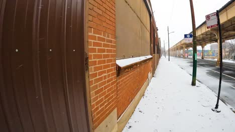 Punto-De-Vista-De-Una-Persona-Caminando-Por-La-Ciudad-De-Chicago-Durante-Una-Ventisca-En-El-Clima-Bajo-Cero