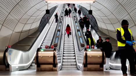 Öffentliche-Pendler-Mit-Bond-Street,-Londoner-U-Bahn-Rolltreppe-In-Der-Hannover-Street