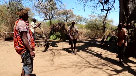 Tribu-Africana-Hadzabe-Bailando-Para-Los-Turistas-En-La-Aldea-Rural-De-Bush