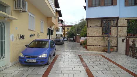 Kyriotissa-Es-Un-Barrio-Pintoresco-Con-Un-Laberinto-De-Calles-Estrechas-Y-Callejones-Sin-Salida,-Edificios-Altos,-Mansiones-Y-Jardines