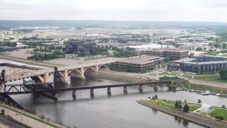 Vista-Del-Río-Mississippi-Y-El-Puente-De-La-Calle-Robert-En-Saint-Paul,-Minnesota