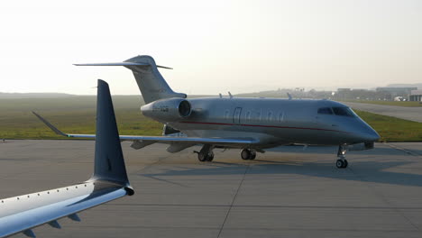 Bombardier-Challenger-350-Auf-Dem-Sibiu-International-Airport-In-Sibiu,-Rumänien