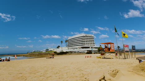 Das-Ikonische-Beacon-Island-Resort-Neben-Dem-Weißen-Sandstrand-In-Plettenberg-Bay