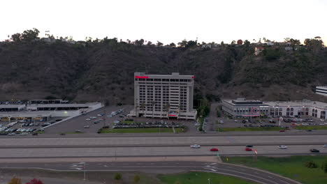 The-Sheraton-Hotel-in-Mission-Valley,-San-Diego-California-with-freeway