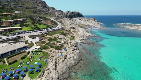 Bar-Restaurante-La-Pelosa-Y-Costa-Durante-El-Verano-En-Cerdeña,-Italia---Antena-4k