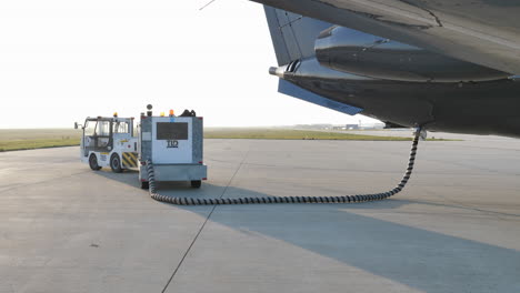 Unidad-De-Arranque-De-Aire-Que-Arranca-El-Motor-A-Reacción-De-Un-Avión-En-El-Aeropuerto