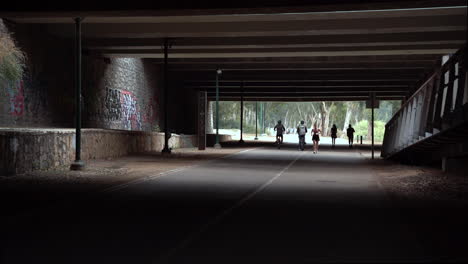 Tel-Aviv-Israel-11-De-Noviembre-De-2022:-Una-Mujer-Joven-Y-Atractiva-Corriendo-Bajo-Un-Puente-En-El-Parque-Hayarkon-Tel-Aviv-Israel