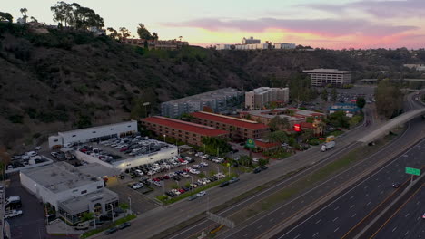 Hoteles-Y-Concesionario-De-Autos-En-Camino-Del-Rio-Sur-En-San-Diego,-California