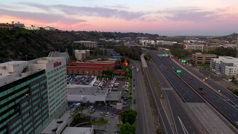 Vista-Aérea-Del-Hotel-Hilton-San-Diego-Mission-Valley-Al-Lado-De-La-Autopista-Interestatal-8-Al-Amanecer