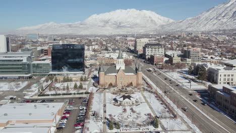 Iglesia-Del-Templo-Del-Tabernáculo-Mormón-Del-Centro-De-La-Ciudad-De-Provo-En-La-Nieve-Del-Invierno,-Utah