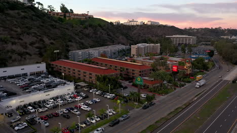 Car-dealerships-and-hotels-along-highway-8-in-Mission-Valley,-San-Diego-California