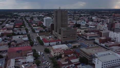 Condujo-Un-Video-De-La-Sede-Central-De-Los-Ferrocarriles-Nacionales-En-Bulawayo,-Zimbabwe