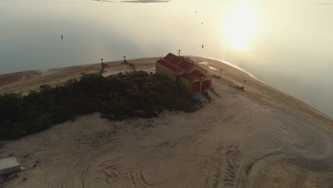 Drohnenaufnahme-Des-Alten-Rettungsboothauses-Bei-Atemberaubendem-Sonnenaufgang-Am-Sandstrand-In-Wells-next-the-Sea-North-Norfolk-UK-Ostküste