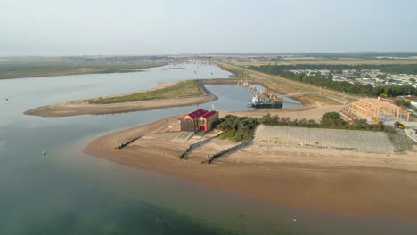 Establecimiento-De-Una-Toma-De-Drones-De-La-Antigua-Estación-De-Botes-Salvavidas-En-Una-Playa-De-Arena-En-Pozos-Al-Lado-Del-Mar-Al-Norte-De-Norfolk,-Costa-Este-Del-Reino-Unido