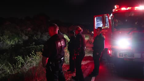 Feuerwehrleute-Blicken-über-Den-Hang,-Um-Zu-Retten