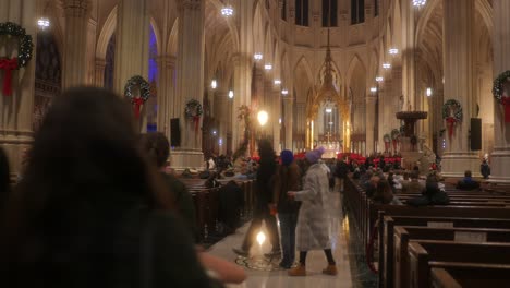 Besucher-Im-Kirchenschiff-Von-St