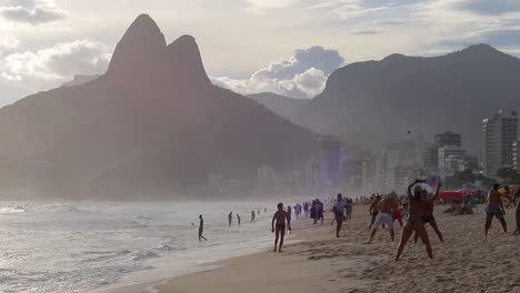 Playa-De-Copacabana-Con-El-Horizonte-De-La-Ciudad-De-Río-De-Janeiro-Y-Las-Famosas-Montañas-Al-Fondo