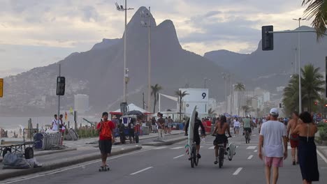 Calle-En-Río-De-Janeiro-A-Lo-Largo-De-La-Playa-De-Copacabana-Con-Vista-A-Las-Icónicas-Montañas