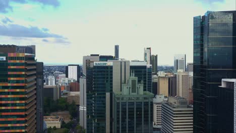 Toma-De-Elevación-Aérea-Que-Captura-El-Populoso-Paisaje-Urbano-Del-Centro-Del-Distrito-Central-De-Negocios-Cbd,-Vista-De-La-Ciudad-De-Brisbane-Desde-Arriba,-Queensland,-Australia