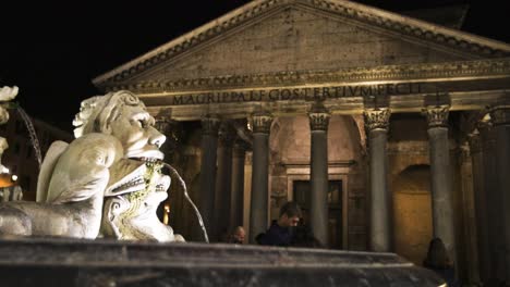 Obelisco-Del-Pantheon-En-Roma,-Italia-De-Noche-Con-Gente