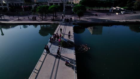 Tiro-Giratorio-Alrededor-De-Una-Obra-De-Arte-De-Un-Barco-Estrellado-En-La-Zona-Atristique-Temporaire