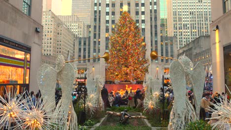 Multitud-De-Personas-Alrededor-Del-árbol-De-Navidad-Del-Centro-Rockefeller-Decorado-Con-ángeles-En-Primer-Plano