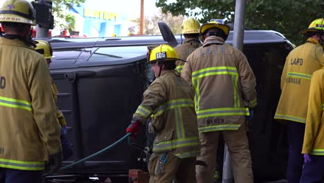 Feuerwehrleute-Arbeiten-Eine-Rettungsaktion