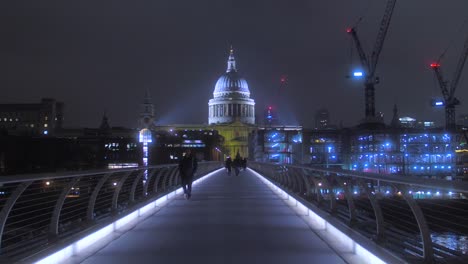 El-Puente-Del-Milenio-Conduce-A-La-Catedral-De-San-Pablo-En-El-Centro-De-Londres-Por-La-Noche