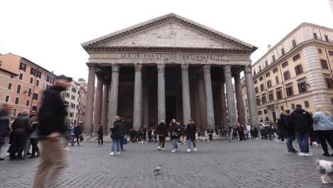 Video-Timelapse-Fuera-Del-Panteón-En-Roma,-Italia-Con-Gente