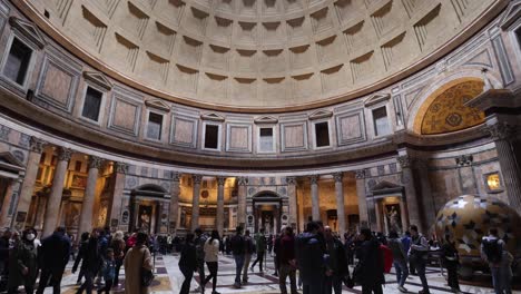 Gente-Dentro-Del-Panteón-En-Roma,-Italia-Con-Video-Inclinado-Desde-La-Cúpula-Hacia-La-Gente