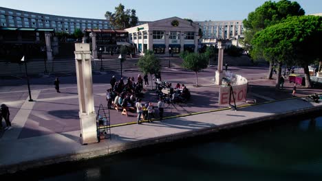 Bonitas-Tomas-Aéreas-De-Personas-Reunidas-Para-La-Zona-Artistique-Temporaire-Montpellier-Francia-En-Una-Tarde-Soleada