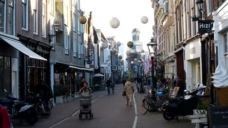 Zeitlupenaufnahme-Von-Fußgängern,-Die-An-Sonnigen-Tagen-In-Der-Einkaufsstraße-Von-Leiden-Spazieren-Gehen