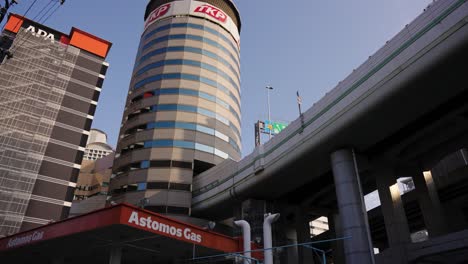 Edificio-De-La-Torre-De-La-Puerta-En-El-Distrito-Céntrico-De-Umeda-Por-La-Tarde