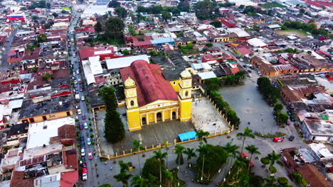 Schöne-Luftaufnahme-Mit-Drohne-Des-Fliegenden-Offenen-Heiligen-Johannes-Der-Täuferpfarre-Von-Coscomatepec,-Veracruz,-Mexiko