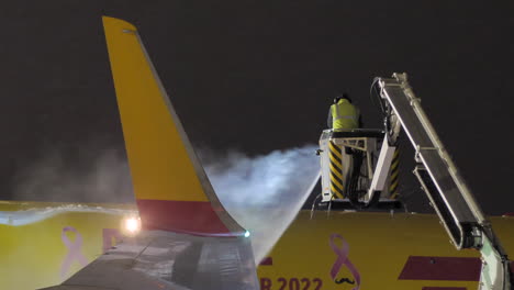 Empleado-Del-Personal-De-Apoyo-Del-Aeropuerto-De-Brno-Descongelando-El-Avión-De-Dhl-Por-La-Noche