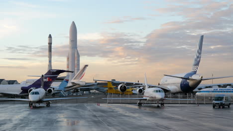 Paris---Le-Bourget-Flughafen-Luft--Und-Weltraummuseum-Mit-Air-France-Boeing-747,-Ariane-rakete-Und-A380-F-wwdd-In-Dugny,-Frankreich