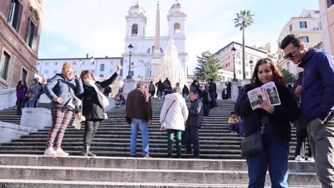 Roma-Tourist-Mit-Kartenzeitlupe-An-Der-Spanischen-Treppe