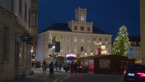 Ayuntamiento-De-Weimar-Iluminado-Y-Mercado-Navideño-Por-La-Noche-En-Invierno