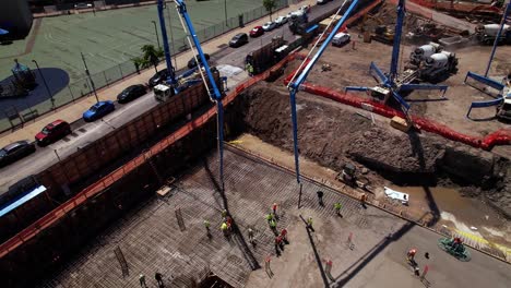 Vertido-De-Losa-De-Hormigón-En-El-Primer-Piso-En-Un-Sitio-De-Proyecto-En-Brooklyn,-Ny---Vista-Aérea