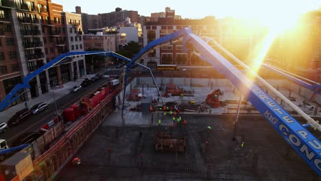 Vista-Aérea-Alrededor-De-Las-Bombas-De-Hormigón-Vertiendo-Cemento-En-Un-Piso-De-Construcción-En-Nueva-York