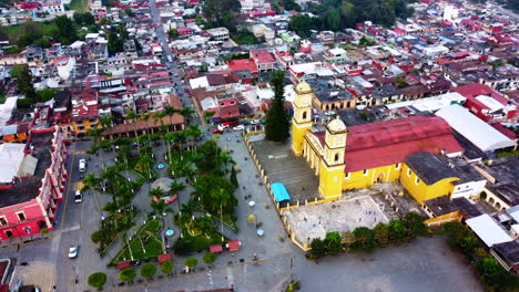 Hermosa-Vista-Aérea-Con-Drones-De-La-Parroquia-De-San-Juan-Bautista-De-Coscomatepec,-Veracruz,-México