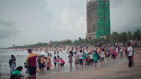 Menschen-Versammelten-Sich-Abends-Mit-Familien-Und-Spielenden-Kindern-Am-Strand