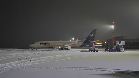 Asl-Airlines-Fedex-Express-Boeing-737-Estacionado-En-Un-Nevado-Brno---Aeropuerto-De-Turany-Por-La-Noche---Ancho