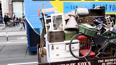 Dos-Hermosos-Caballos-Tiran-De-Un-Carro-Lleno-De-Artículos-Domésticos-Más-Allá-Del-Monumento-O&#39;connell-En-O&#39;connell-St-Dublin