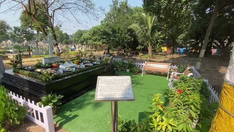 Vista-Del-Gran-Cementerio-De-La-Persona-Decorada-Con-Flores,-Agua-Y-Hierba-Todos-Los-Días